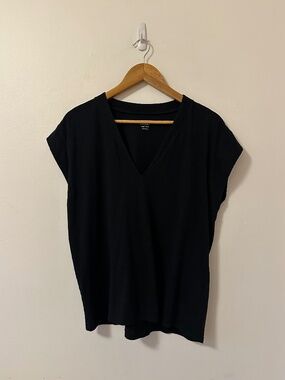 Frame Le Mid Rise Black V-Neck Cotton T-Shirt | Size Large